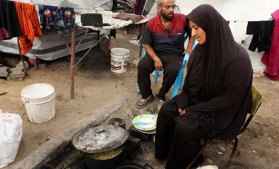 Una gazatí cocina legumbres. 